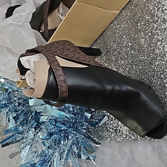 Michael Kors booties - Picture 2 of 5